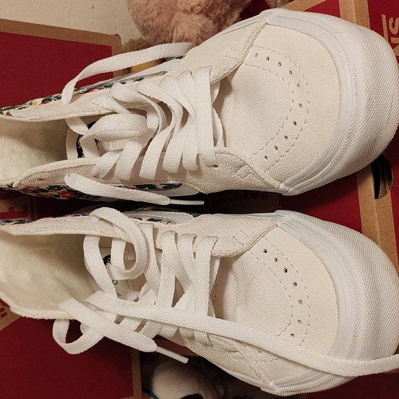 White with flowers - Picture 3 of 4